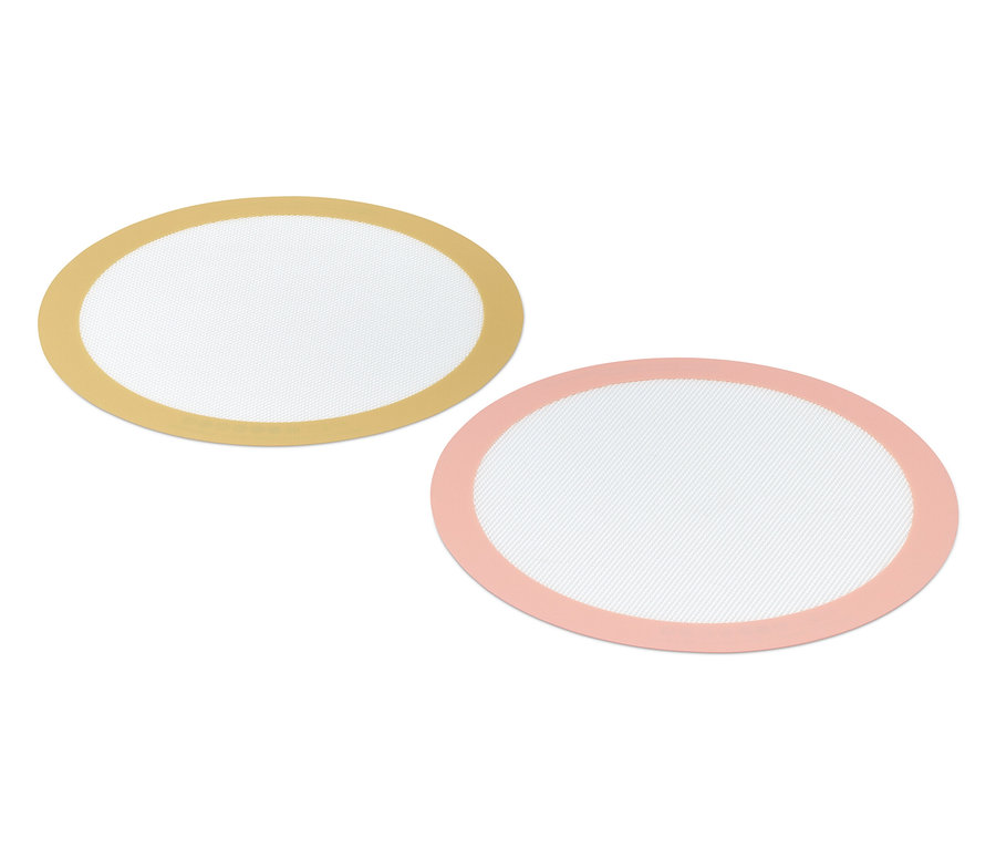 Deux tapis de cuisson ronds, un doré et un rose.
