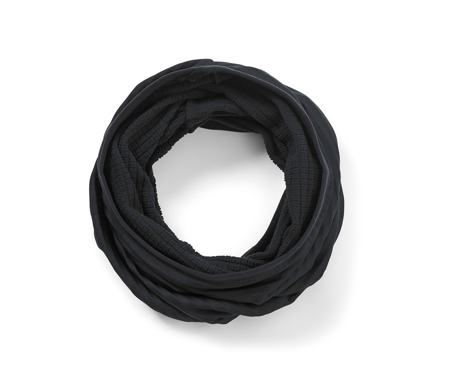 Un foulard multifonction noir enroulé en cercle.