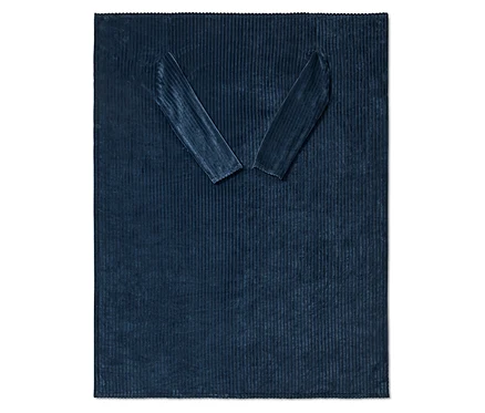 Une couverture moelleuse bleu marine avec des manches intégrées, posée à plat.