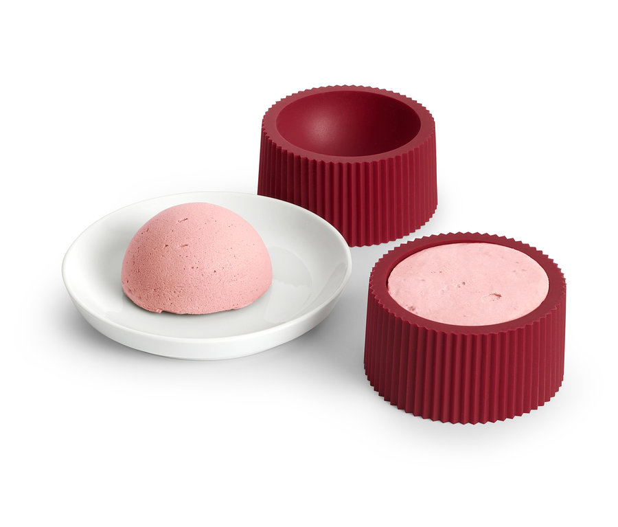 4 moules à dessert, avec un dessert rose sur une assiette.