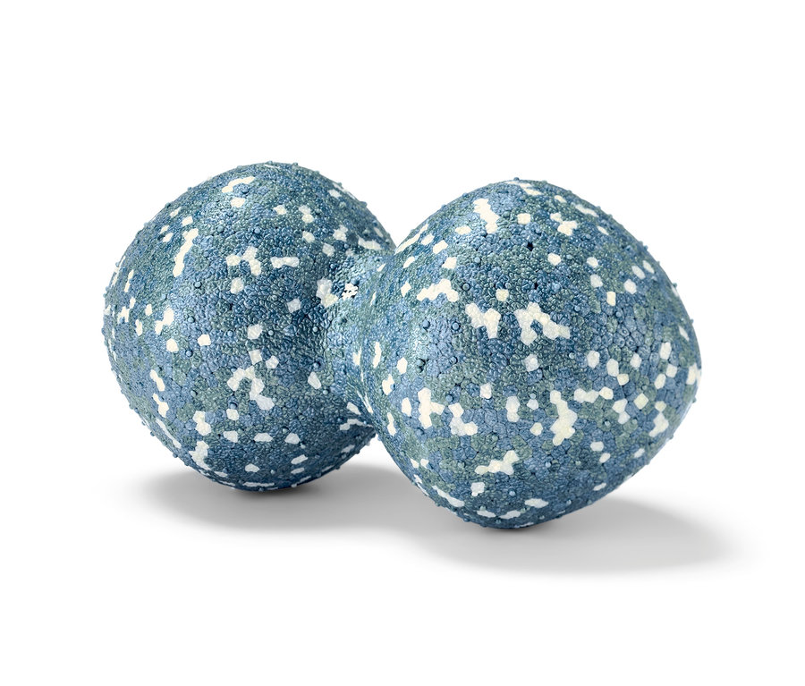 Deux balles de massage bleues Double balle de massage avec des taches blanches sur fond blanc.