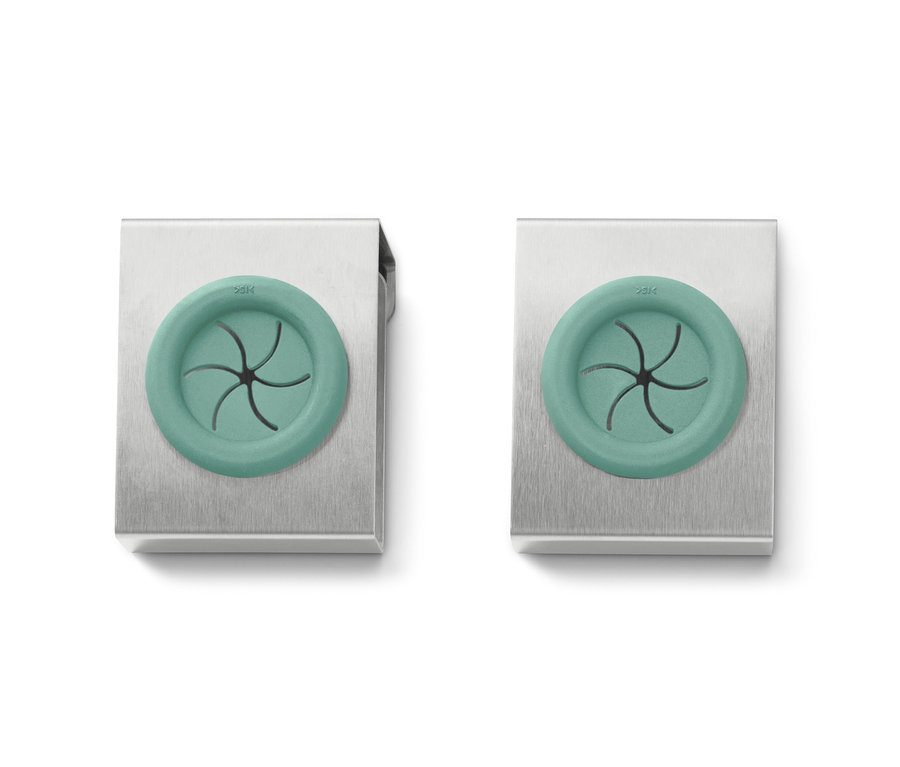Deux porte-linges de cuisine en métal avec une ouverture ronde en caoutchouc turquoise.