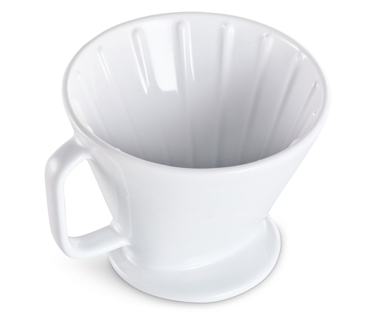 Vue en détail d'un filtre à café manuel en céramique blanche.