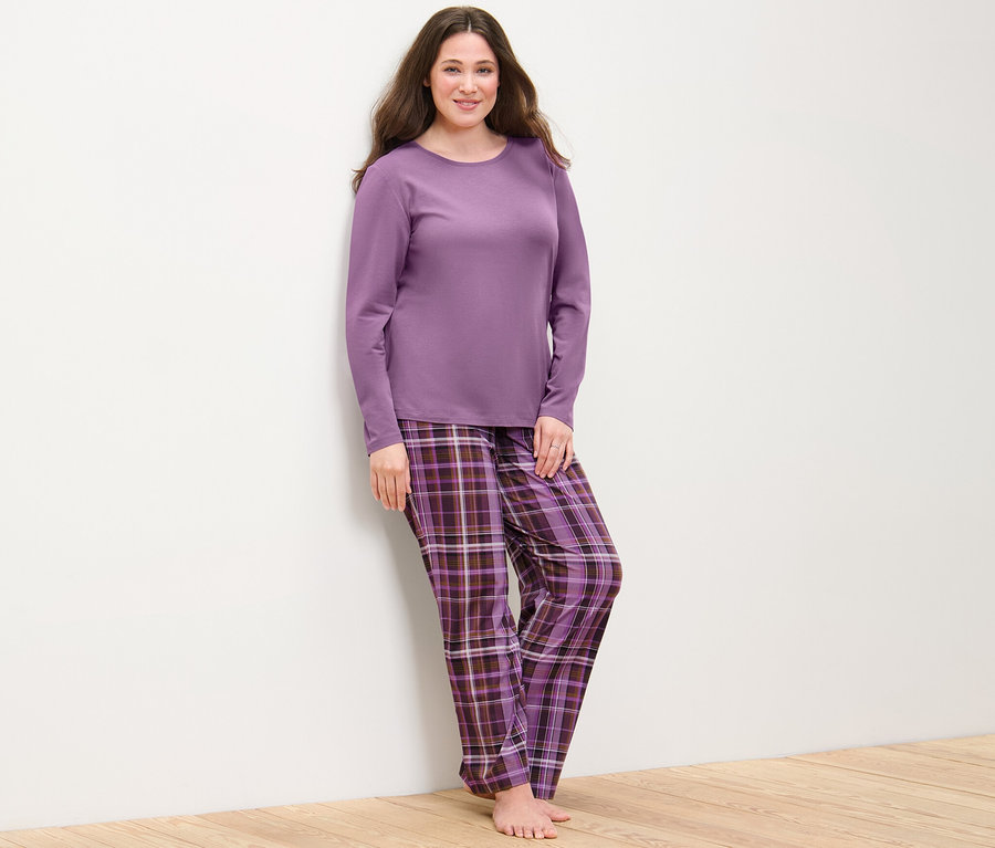 Femme posant en pyjama.