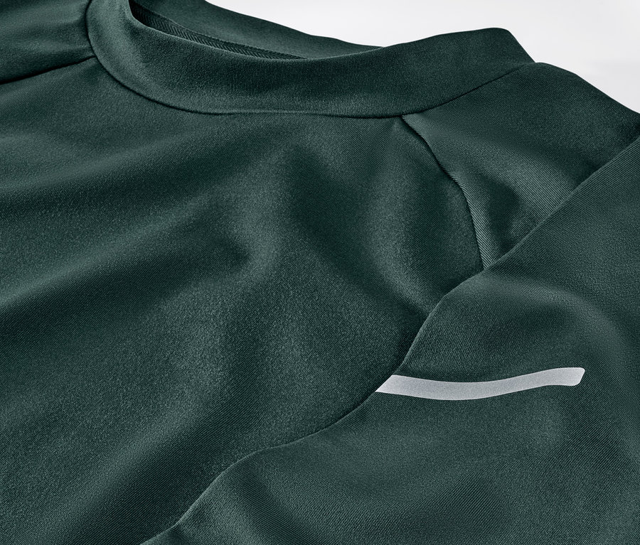 Gros plan sur un t-shirt technique à manches longues vert foncé.