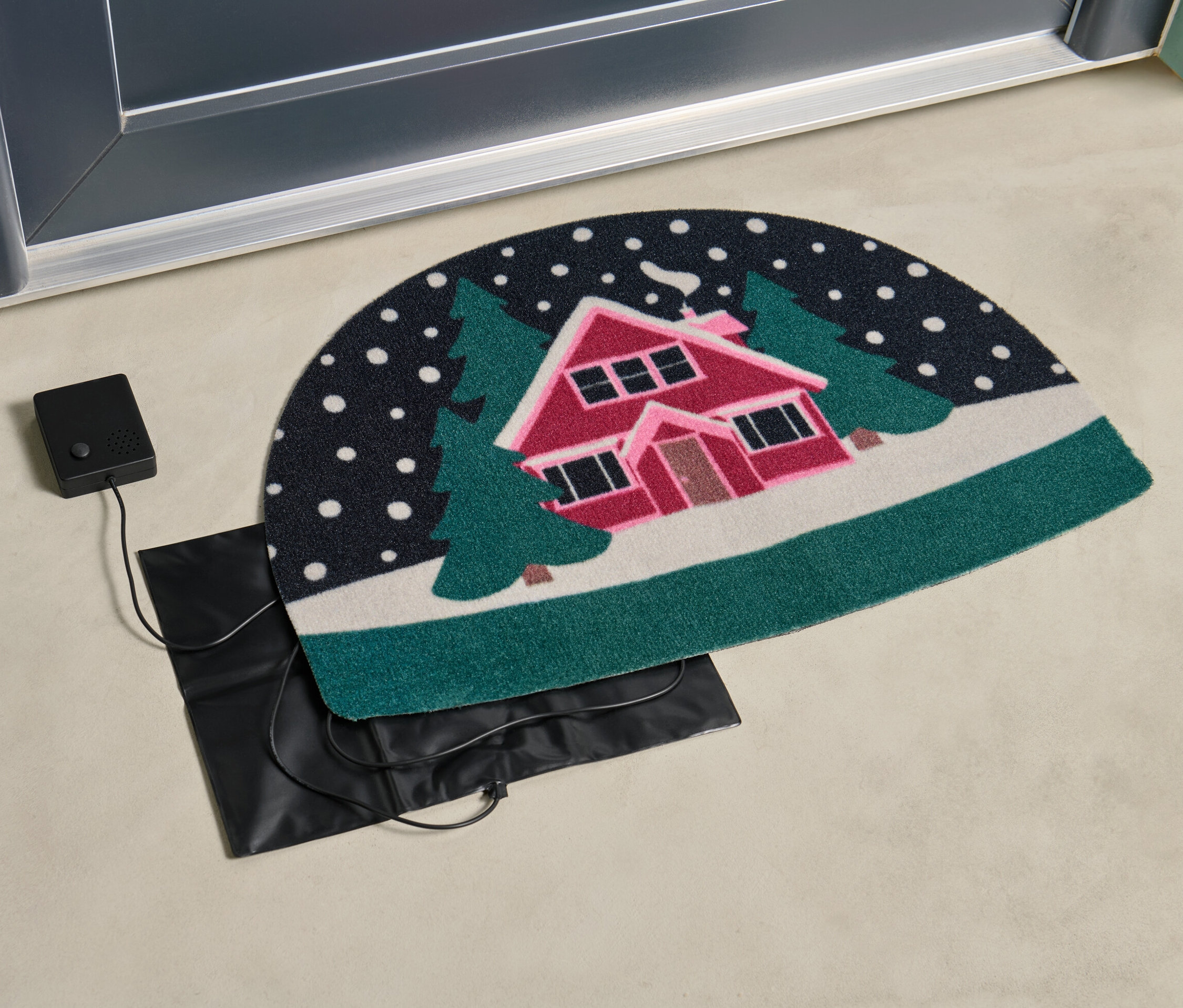 Un capteur de tapis de porte avec musique de Noël est placé à côté d'une porte.