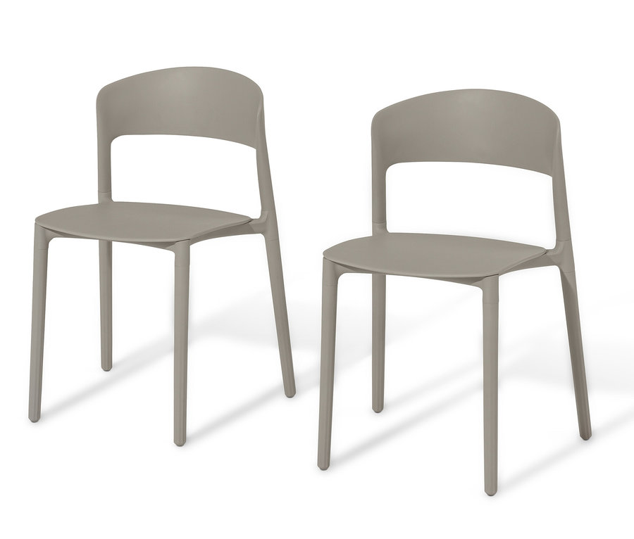 Deux chaises en plastique sur fond blanc.