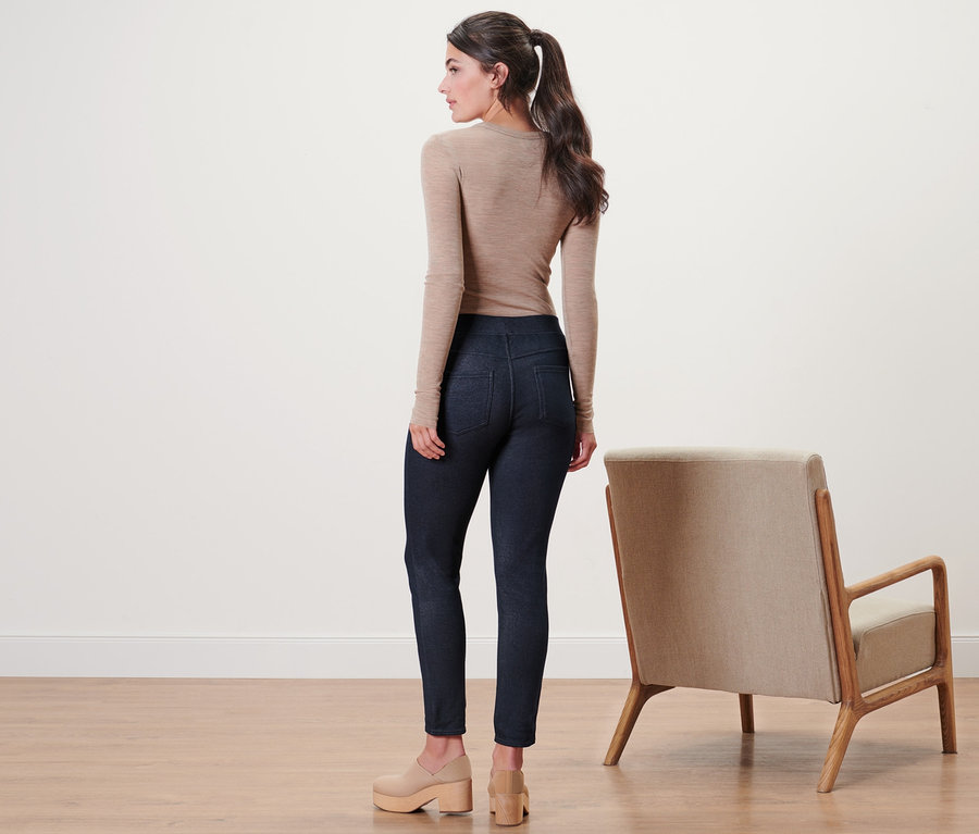 Femme debout, dos à la caméra, portant un legging doublé à l’aspect jean.