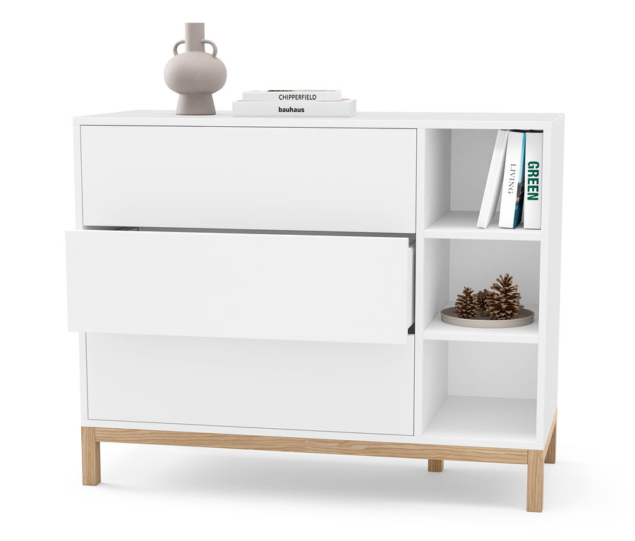 Commode blanche avec trois tiroirs, dont un est ouvert. Un vase et des livres sont posés sur la commode.