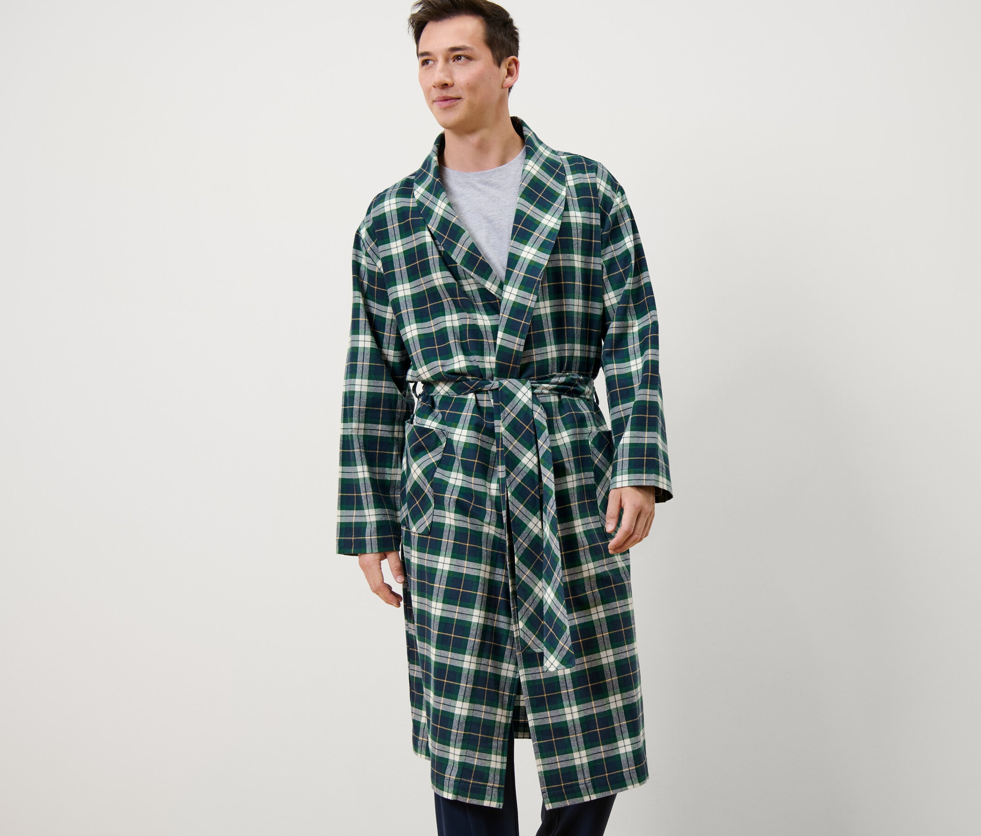 Un homme porte une robe de chambre en flanelle.