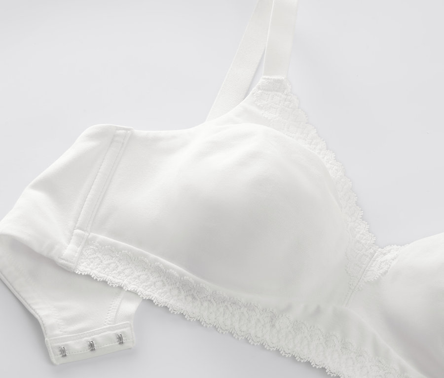 Détail d'un soutien-gorge souple blanc avec de la dentelle.