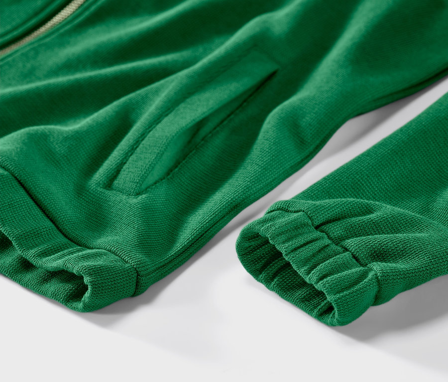 Détail d'une jaquette en sweat vert.