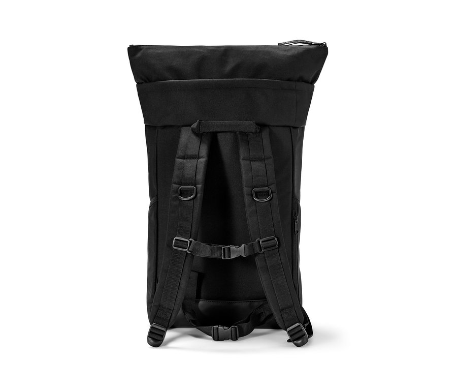 Sac à dos d’extérieur noir.