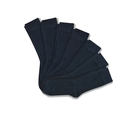 Sept paires de chaussettes.