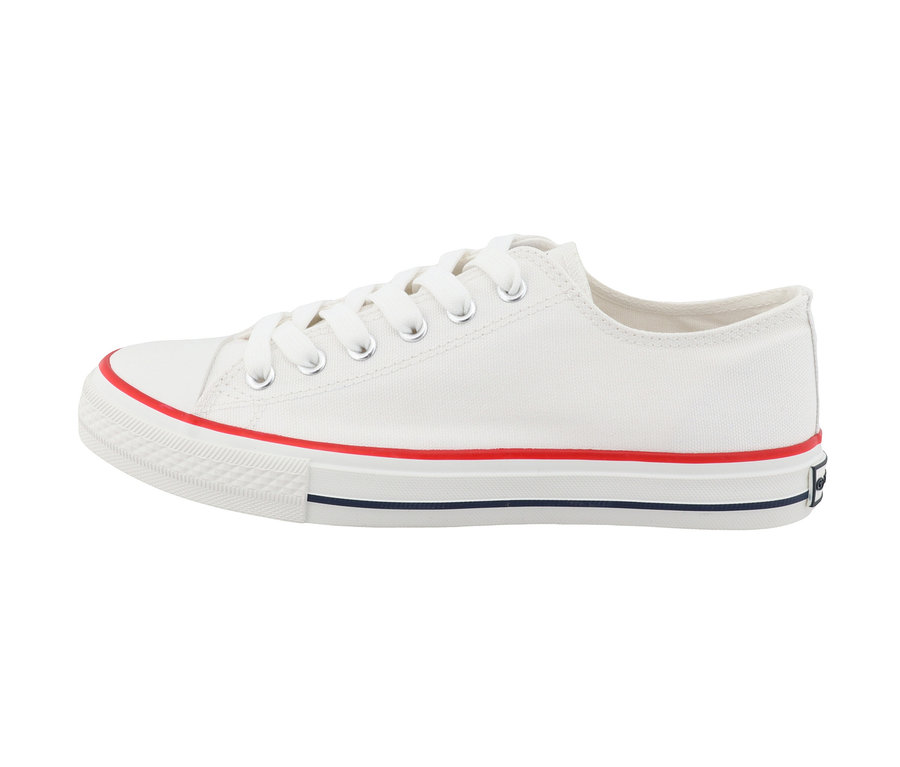 Gros plan d'une basket blanche en textile Tom Tailor avec des rayures rouges et bleues.