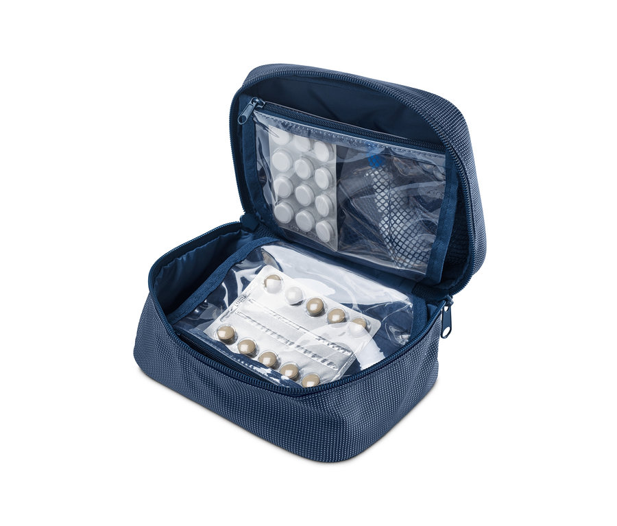 Trousse à pharmacie bleue ouverte avec des plaquettes de pilules à l'intérieur.