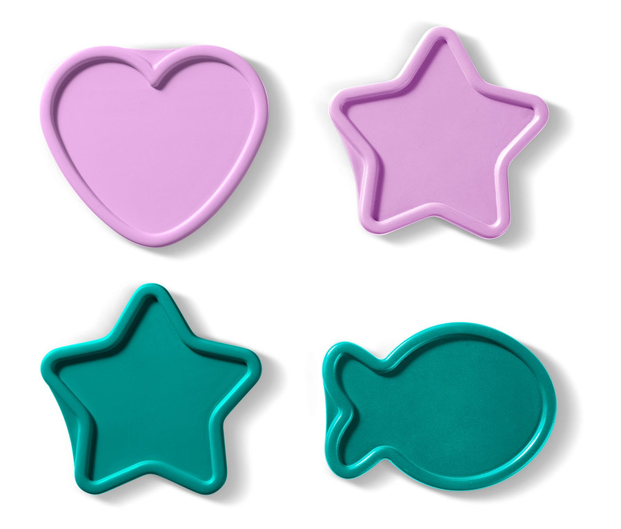 Quatre emporte-pièces en forme de cœur, d'étoile et de poisson en rose et vert.