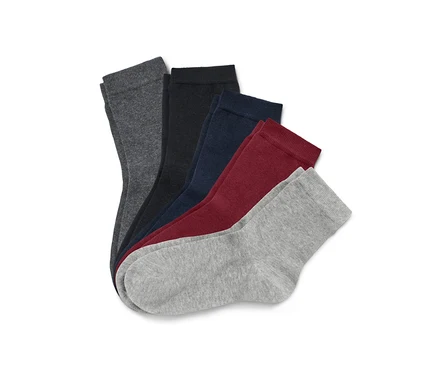 Cinq paires de chaussettes de couleurs grise, noire, bleu marine, bordeaux et gris clair sont empilées.