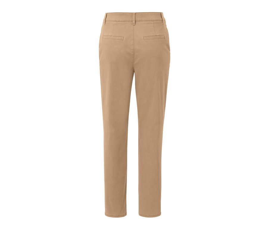 Détail d'un pantalon chino beige.