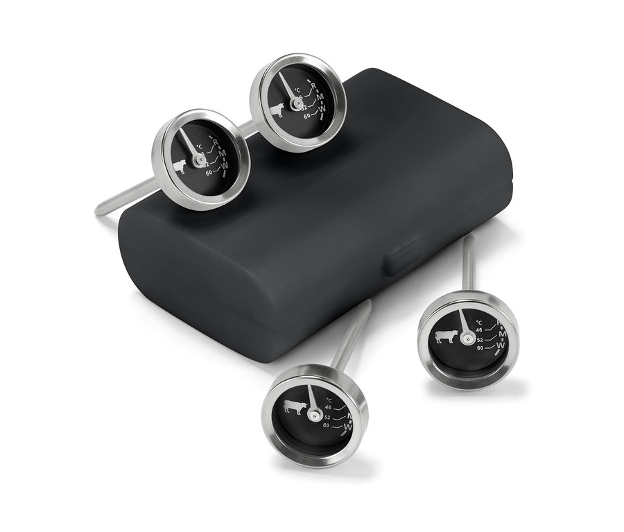 Quatre thermomètres pour barbecue avec un étui noir.