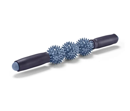 Un rouleau pour fascias avec des boules de massage bleues au milieu.