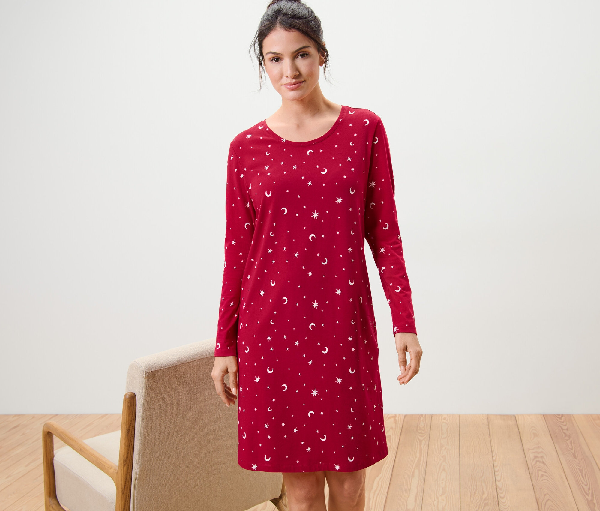 Femme portant une chemise de nuit rouge.