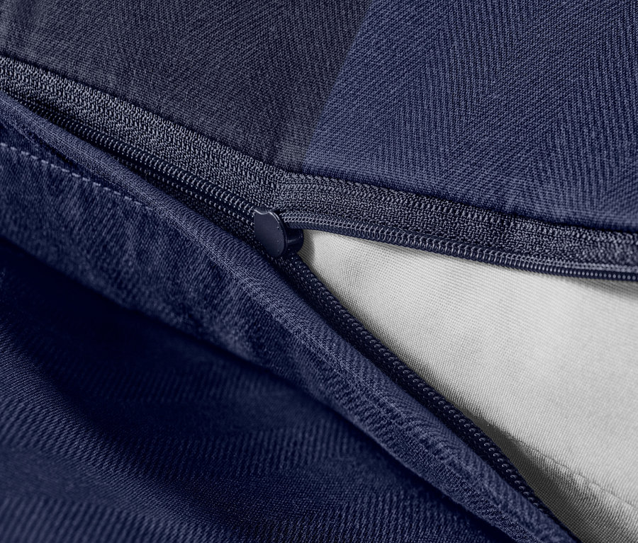 Détail de la parure de lit en flanelle bleue avec fermeture éclair.