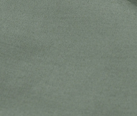 Gros plan d'une parure de lit en percale verte de taille standard et grande taille.