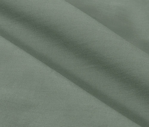 Gros plan d'une parure de lit en percale verte de taille standard et grande taille.