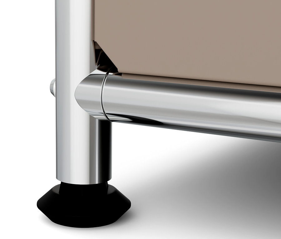 Vue détaillée d'une commode en métal taupe « CN3 » avec plateau en bois, pied chromé et base noire.