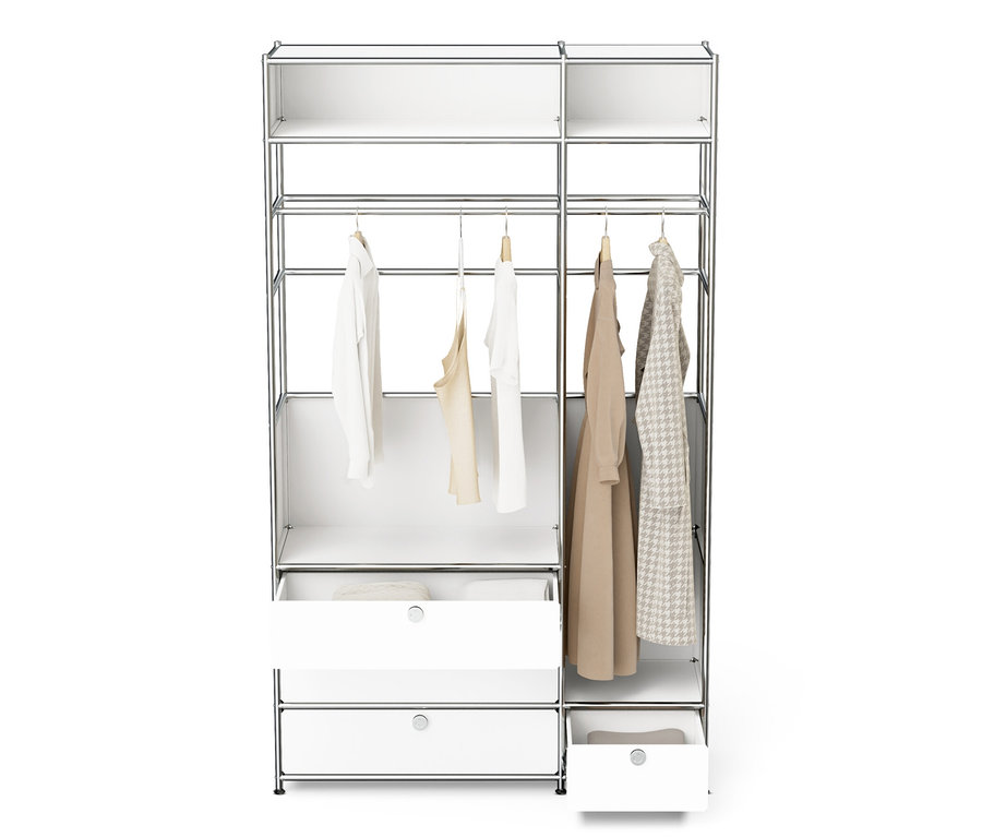 Commode en métal « CN3 » avec 2 tringles et 4 tiroirs, avec des vêtements suspendus aux tringles.
