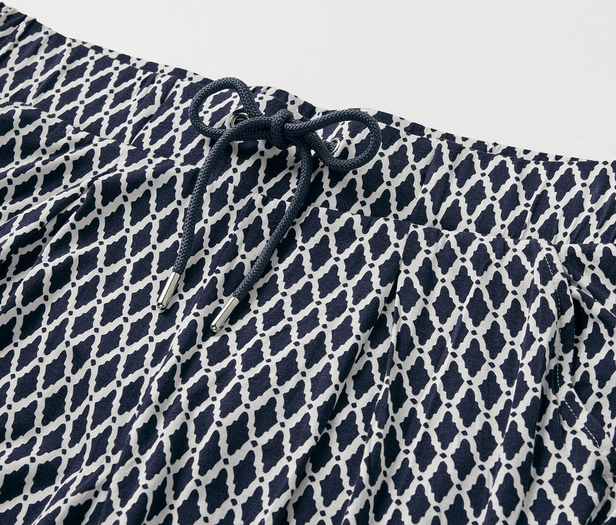 Détail d'un pantalon en jersey imprimé.