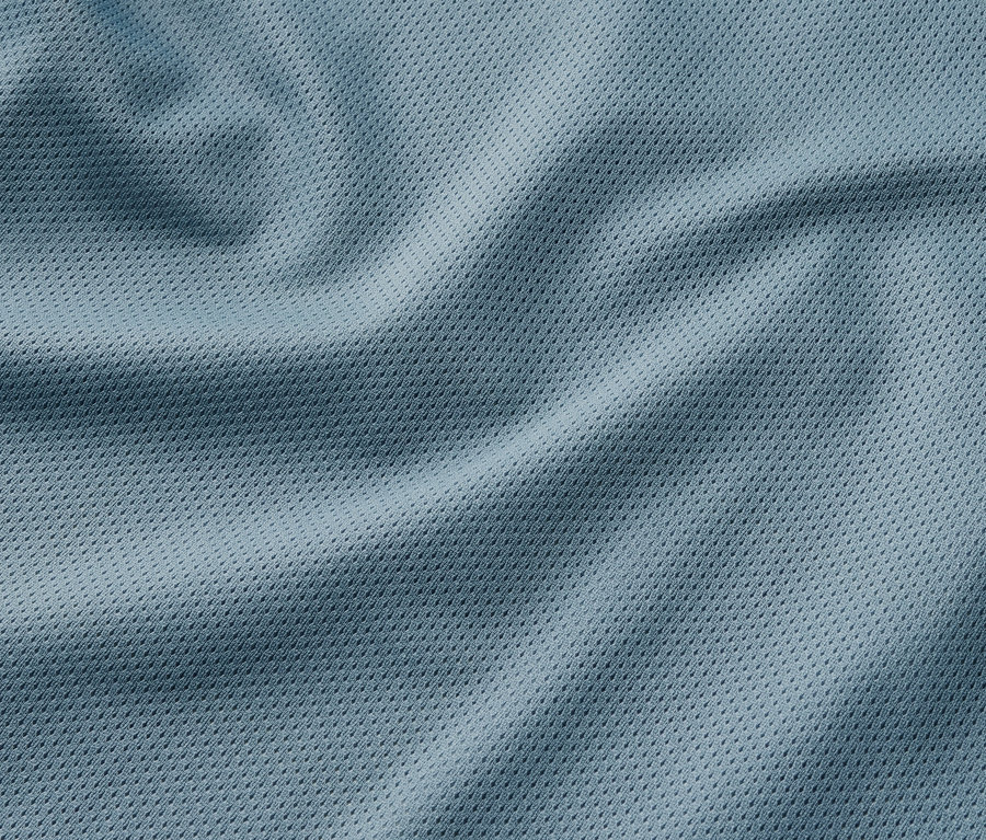 Gros plan sur une veste de pluie bleue.