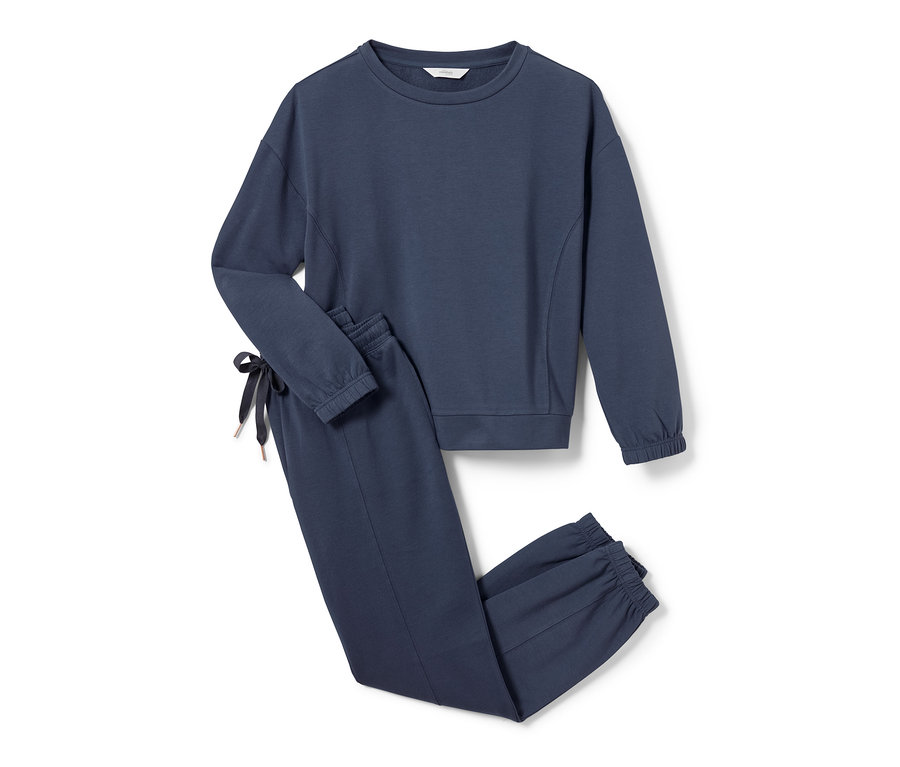 Un survêtement d’intérieur bleu marine posé sur un fond blanc.