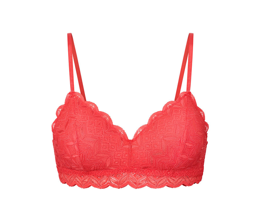 Brassière en dentelle rouge sur fond blanc.