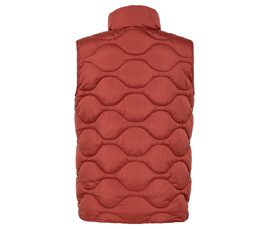 Vue arrière d'un gilet matelassé couleur terre cuite.