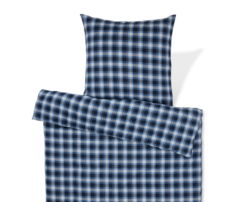 Housses de coussin et de couette à carreaux bleus.