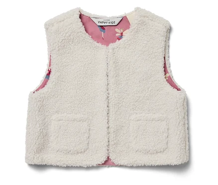 Gros plan d'un gilet blanc duveteux avec une doublure rose à motifs floraux.
