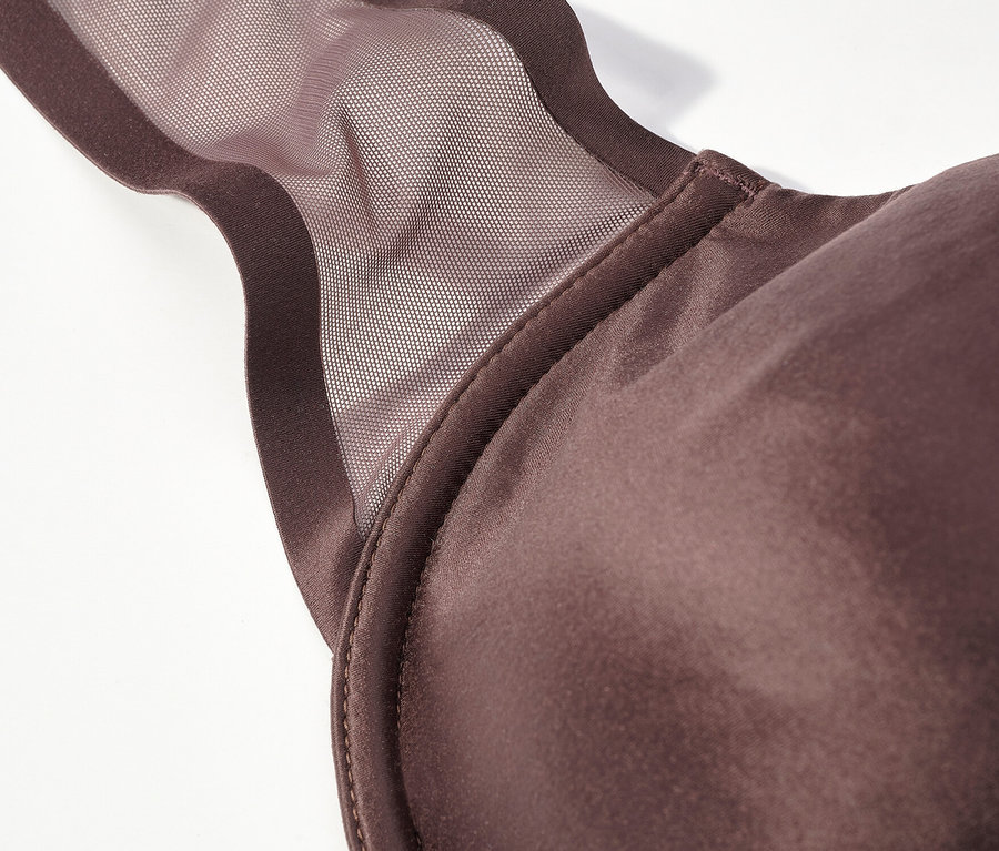 Détail d'un soutien-gorge marron avec détail en tulle sur fond blanc.
