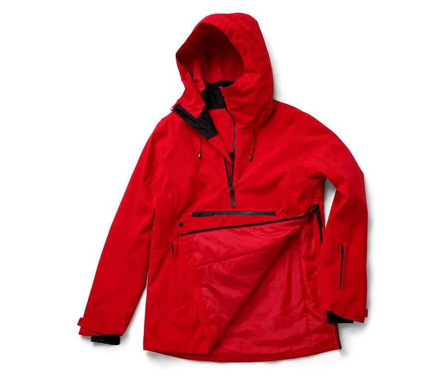 Une veste anorak rouge à capuche possède une poche zippée sur la poitrine.