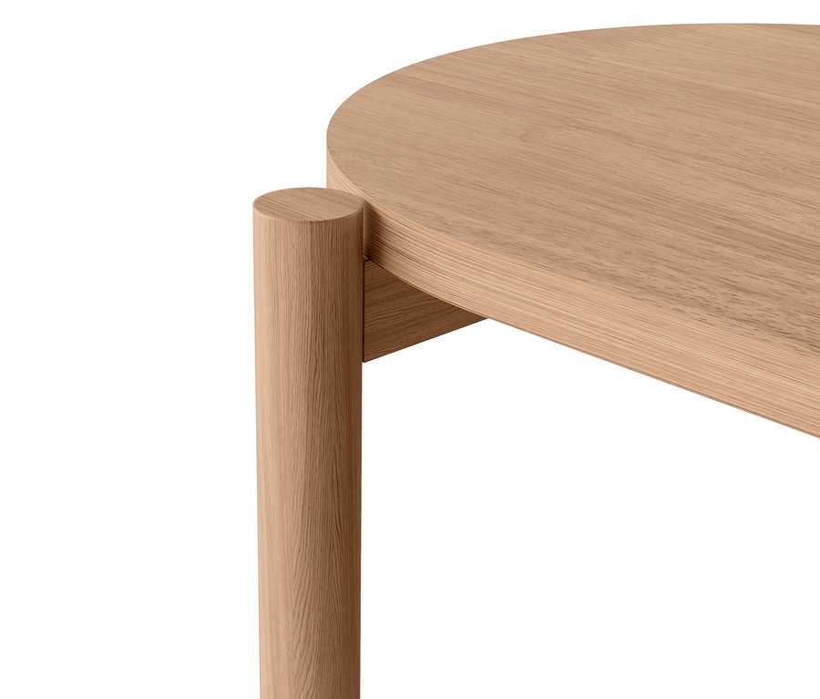 Détail d'une table ronde en bois avec un pied.