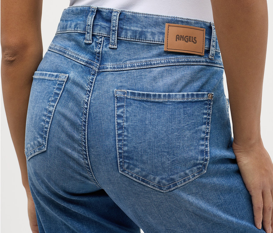 Gros plan du dos d'une femme portant un jean Angels « Linn » français bleu clair.