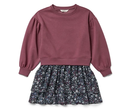 Robe violette à manches longues et jupe à fleurs.