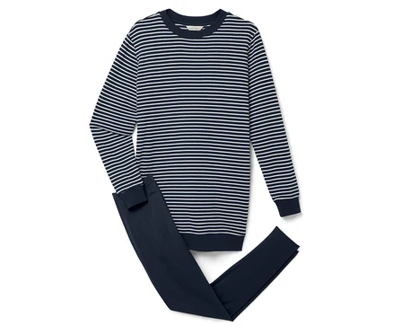 Haut rayé à manches longues et pantalon bleu marine sur fond blanc.