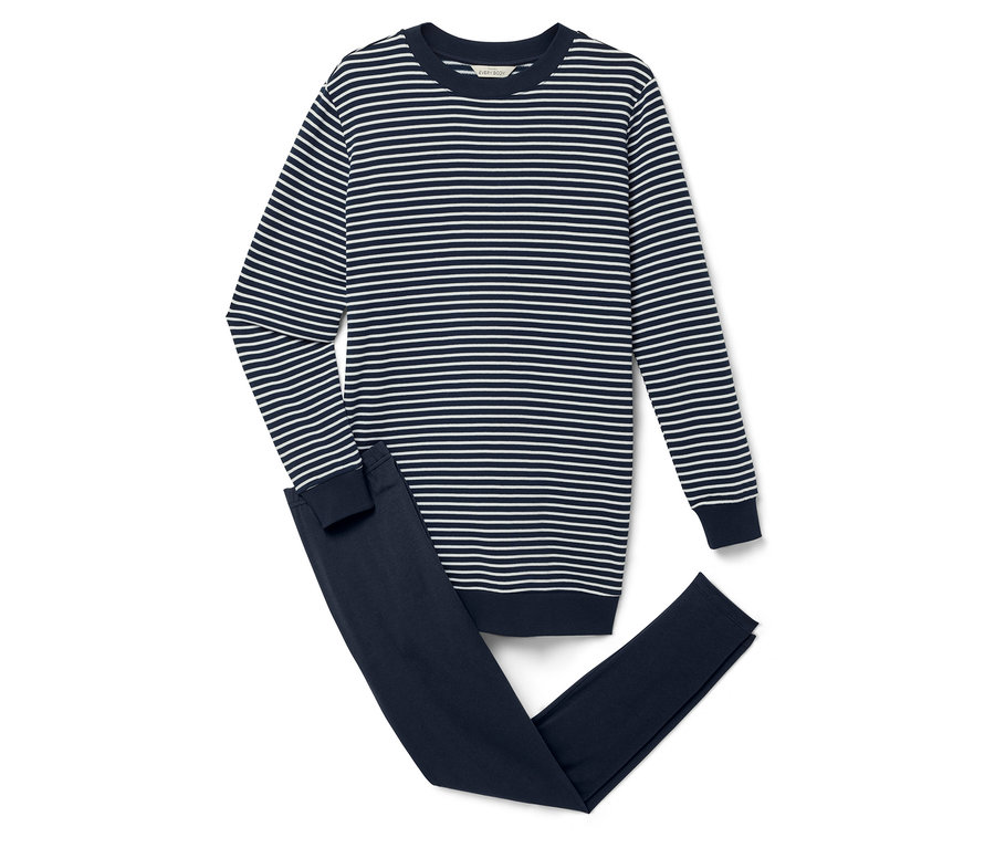 Haut rayé à manches longues et pantalon bleu marine sur fond blanc.