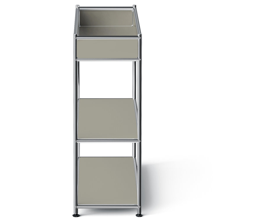 Étagère chromée avec trois tablettes grises.