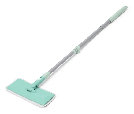 Un balai à franges vert avec un manche télescopique et un tampon de nettoyage blanc.