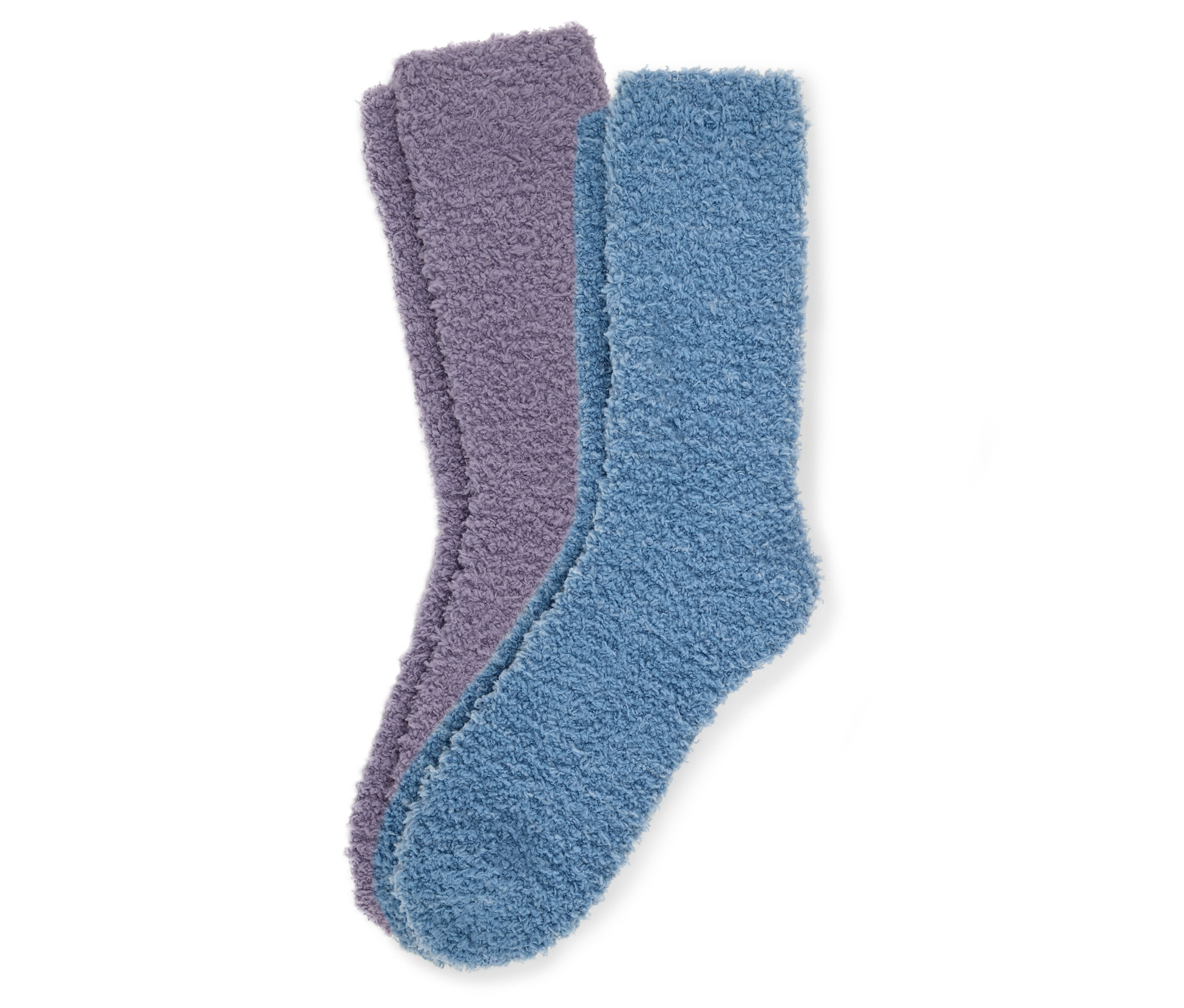 Gros plan de deux paires de chaussettes duveteuses, une violette et une bleue, sur fond blanc.