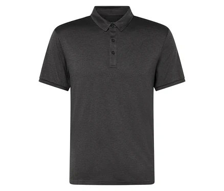 Gros plan sur un polo fonctionnel anthracite.