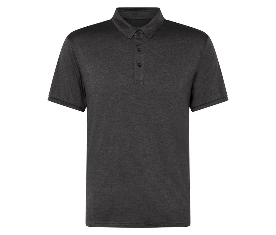 Gros plan sur un polo fonctionnel anthracite.